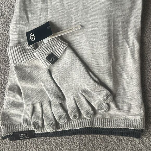 UGG Scarf and Gloves Set in Sand! - Picture 6 of 12